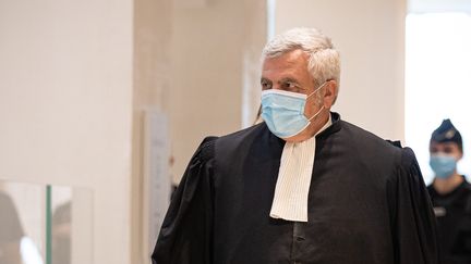 Thierry Herzog&nbsp;à son arrivée au tribunal judiciaire de Paris, le 20 mai 2021. L'avocat de Nicolas Sarkozy a expliqué pendant plus d'une heure pourquoi selon lui son client n'avait pas sa place au tribunal dans cette affaire.  (AURELIEN MORISSARD / MAXPPP)