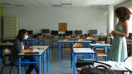 Une élève fait sa presentation devant son enseignante au lycée Victor Hugo de Poitiers lors d'une session blanche de l'épreuve du grand oral du baccalauréat, jeudi 10 juin. (MATHIEU HERDUIN / MAXPPP)