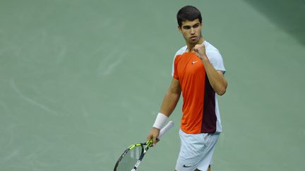 Carlos Alcaraz lors de sa demi-finale contre Frances Tiafoe à l'US Open, le 9 septembre 2022. (MIKE STOBE / GETTY IMAGES NORTH AMERICA via AFP)