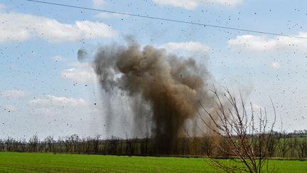 Une explosion à Orikhiv (Ukraine), le 4 avril 2023. (DMYTRO SMOLIENKO / NURPHOTO / AFP)