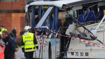 Les enqu&ecirc;teurs devant la car scolaire &eacute;ventr&eacute; &agrave; Rochefort (Charente-Maritime) apr&egrave;s une collision avec&nbsp;un poids-lourd le 11 f&eacute;vrier 2016  (XAVIER LEOTY / AFP)