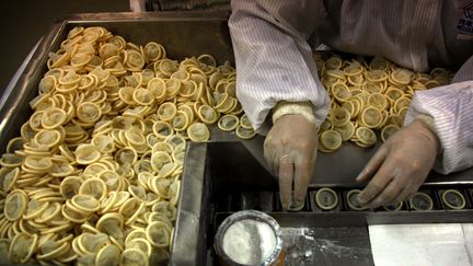 Une usine de fabrication de preservatifs, &agrave; Yantai, en Chine, le 6 f&eacute;vrier 2012. (DAVID GRAY / REUTERS)