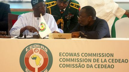 Le président de la Communauté des Etats d'Afrique de l'Ouest (Cédéao) et président du Nigeria, Bola Ahmed Tinubu, ainsi que le président de la Commission de la Cédéao, Omar Touray, photographiés à Abuja, au Nigeria, le 10 août 2023. (KOLA SULAIMON / AFP)