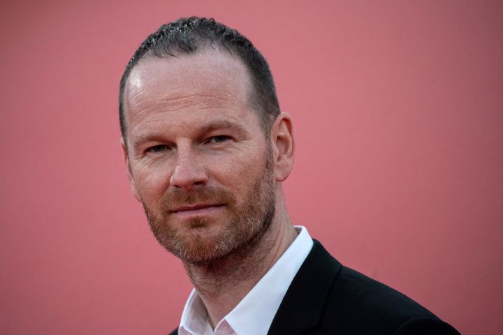 Le réalisateur et scénariste norvégien Joachim Trier pose à son arrivée sur le tapis rouge du 47e Festival du film américain de Deauville, à Deauville, dans l'ouest de la France, 2021. (LOIC VENANCE / AFP)