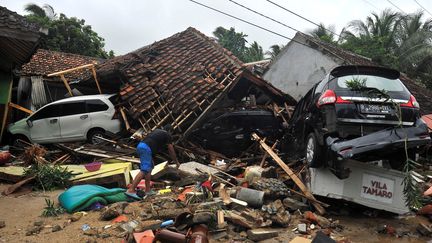 Un habitant de Carita (Indonésie) fouille les décombres, dimanche 23 décembre, après le tsunami.&nbsp; (ANTARA FOTO AGENCY / REUTERS)