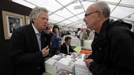 Gilles Pudolwski, &nbsp;(à gauche sur la photo) critique gastronomique et litteraire lors de l'évènement "Le livre sur la table" à Nancy, le 17 septembre 2011. (ALEXANDRE AMRCHI / MAXPPP)