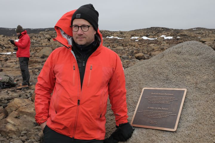 Le romancier islandais Andri Snær Magnason a rédigé le texte inscrit en islandais et en anglais sur la stèle à la mémoire de Ok.&nbsp; (MARIE-ADELAIDE SCIGACZ / FRANCEINFO)