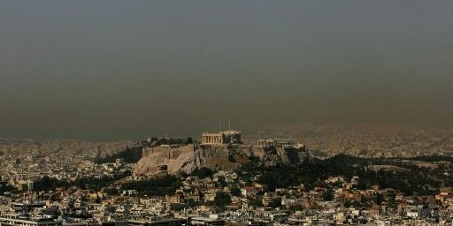 Athènes dans le «néfos», le brouillard de pollution qui régnait sur la capitale grecque. (LOUISA GOULIAMAKI / AFP)