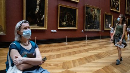 Des visiteurs masqués au musée du Louvre à Paris, le 2 juillet 2021. (MARTIN BERTRAND / HANS LUCAS / AFP)