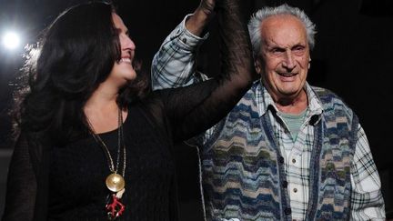 Ottavio Missonni et sa fille Angela en février 2011 à Milan lors du final du défilé 
 (GIUSEPPE CACACE / AFP)