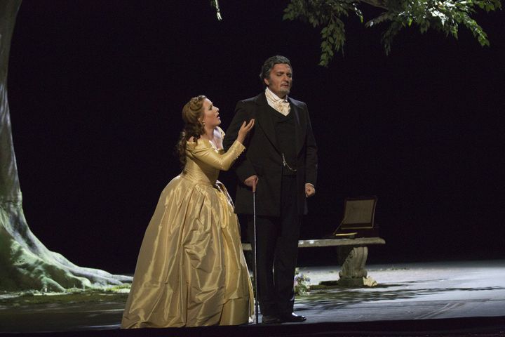 Sous l'arbre géant, le drame. Le clair-obscur est l'oeuvre d'André Diot.
 (Opéra national de Paris/Elisa Haberer)