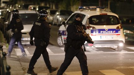 Des forces de police ont été déployées dans la nuit du lundi 20 avril en raison de tensions avec des habitants de Villeneuve-la-Garenne, dans la banlieue nord de Paris. (GEOFFROY VAN DER HASSELT / AFP)