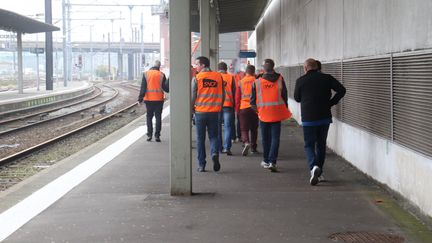 Des cheminots de la SNCF à la gare de Lille-Flandres&nbsp; (FRANÇOIS CORTADE / RADIO FRANCE)