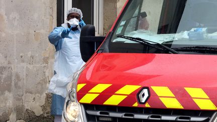 Une infirmière près d'un véhicule de pompiers, le 2 mars 2020 à Crépy-en-Valois (Oise). (FRANCOIS NASCIMBENI / AFP)