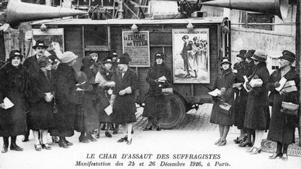 Sur cette carte postale, les "suffragistes" montrent les muscles, avec "ce char d'assaut" lanc&eacute; dans les rues de Paris afin de sensibiliser l'opinion publique. (COLLECTION YLI / SIPA)