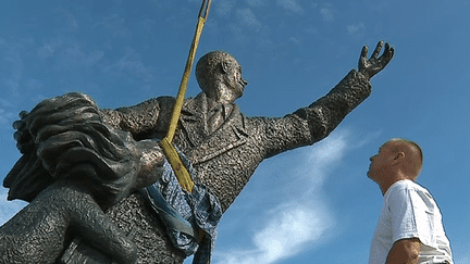 La statue de bronze d'Antoine de Saint Exupéry sera inaugurée sur le parvis de la gare de l'aéroport de Lyon le 11 octobre 2018
 (France 3 / Culturebox )