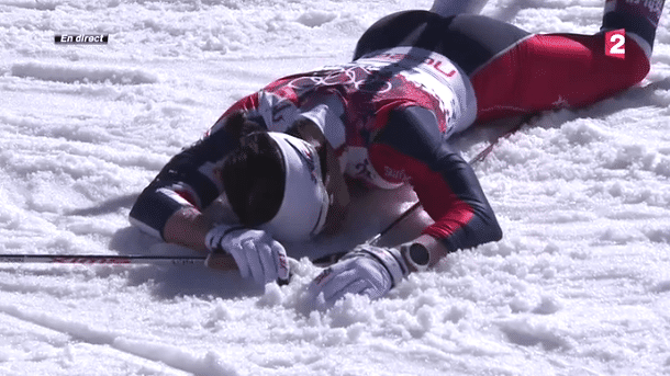 La Norv&eacute;gienne&nbsp;Marit Bjoergen s'&eacute;croule apr&egrave;s avoir franchi la ligne d'arriv&eacute;e du 10 km dames en ski de fond, le 13 f&eacute;vrier 2014. (FRANCE 2 / FRANCETV INFO)