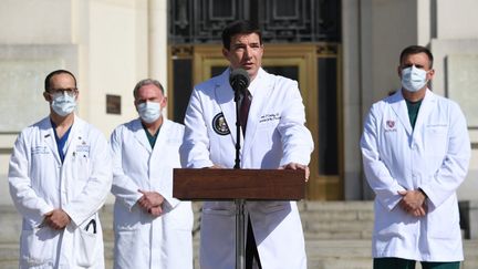 Le médecin de la Maison Blanche Sean Conley lors de sa conférence de presse, lundi 5 octobre 2020 au Walter Reed Medical Center de Bethesda (Maryland). (SAUL LOEB / AFP)