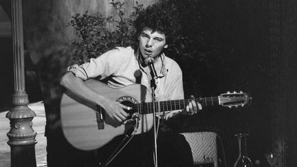 Le chanteur-compositeur Philippe Chatel, lors de l'enregistrement de l'émission "Numéro Un" du 10 janvier 1977. (JEAN PIERRE LETEUIL / INA)