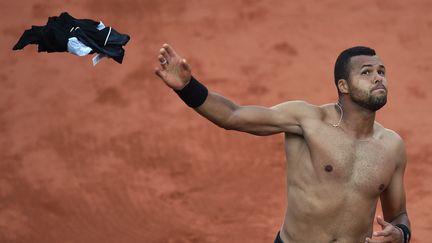 Jo-Wilfried Tsonga a livré une bataille de gladiateurs dans un match qui reste dans les annales de Roland-Garros, en quart de finale de l'édition 2015, face à Kei Nishikori. Largement dominé dans un premier temps par un Tsonga alors en pleine confiance, le Japonais a notamment profité de l’interruption provoquée par la chute d’une plaque d'aluminium tombée du toit pour revenir à deux sets partout. Après 3h45 de jeu, le Tricolore, alors 14e mondial, s’est finalement imposé (6-1, 6-4, 4-6, 3-6, 6-3). (PASCAL GUYOT / AFP)