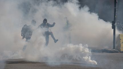 Un nuage de gaz lacrymogène, le 13 avril 2019, à Toulouse, lors d'une manifestation des "gilets jaunes". (PASCAL PAVANI / AFP)