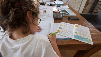 Après deux semaines de vacances confinées, les élèvent de la zone C se préparent à reprendre l'école lundi 20 avril, à la maison. Photo d'illustration. (CHRISTIAN LEMONTEY / MAXPPP)