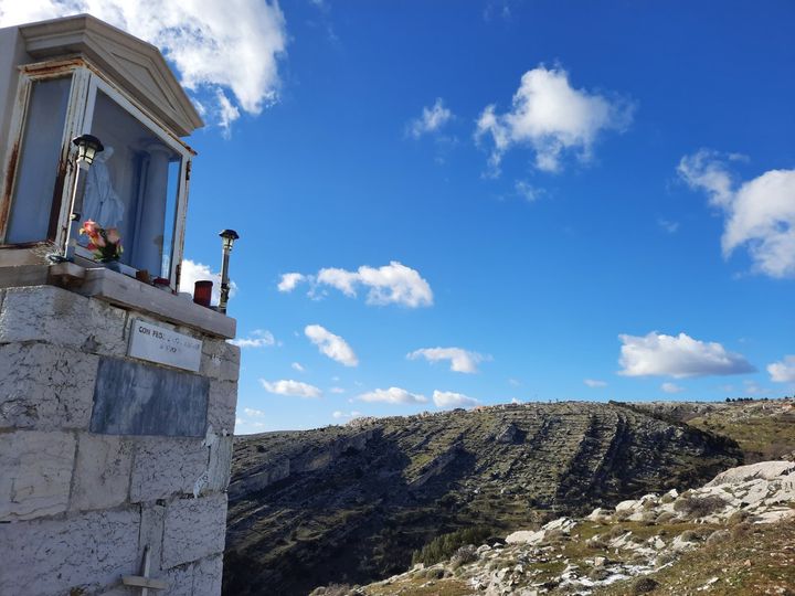 Le massif du Gargano entre piété et paysage rocailleux. (BRUCE DE GALZAIN / RADIO FRANCE)