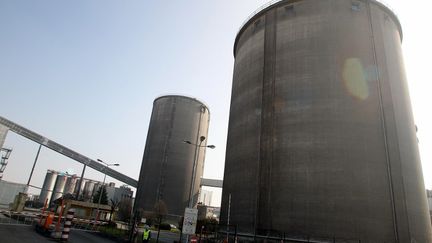 Deux hommes de 23 et 33 ans sont morts apr&egrave;s avoir chut&eacute; dans le silo d'une sucrerie, &agrave; Bazancourt (Marne), mardi 13 mars 2012.&nbsp; (FRANCOIS NASCIMBENI / AFP)