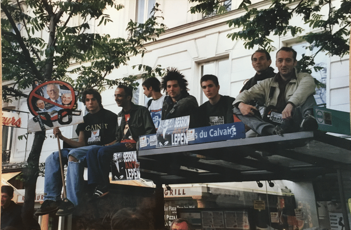 Des manifestants sur un abribus, en&nbsp;marge de la manifestation du 27 avril 2002, à Paris. (Alexis Sierra)