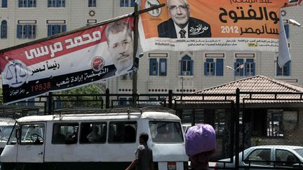 Au Caire, le 18 mai 2012, une banderole pour le candidat des Fr&egrave;res musulmans &agrave; la pr&eacute;sidentielle,&nbsp;Mohamed Morsi (G), et une pour le dissident,&nbsp;Abdel Moneim Aboul Foutouh. (MAHMUD HAMS / AFP)