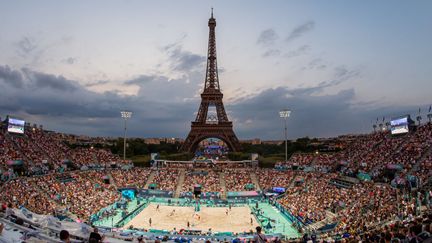 Beach volley au Jeux olympiques de Paris sous la Tour Eiffel, le 1er août 2024. Match de qualification Pologne-France. (RVS.MEDIA/ROBERT HRADIL / GETTY IMAGES EUROPE)