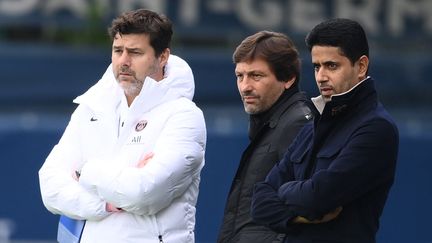 L'entraîneur argentin du PSG, Mauricio Pochettino (à gauche), en compagnie du directeur sportif du club, Leonardo, et du président&nbsp;parisien Nasser-Al-Khelaifi, le 18 octobre 2021 au Camp des Loges. (FRANCK FIFE / AFP)