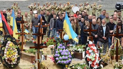 Les funérailles d'un soldat ukrainien à Lviv, le 11 juin 2022. (YURIY DYACHYSHYN / AFP)