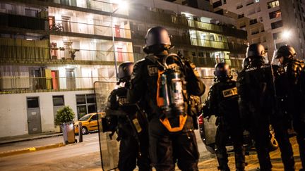 Image des tensions à Grenoble dans le quartier Mistral dans la nuit de samedi 4 à dimanche 5 mars. (ETIENNE BOUY / MAXPPP)