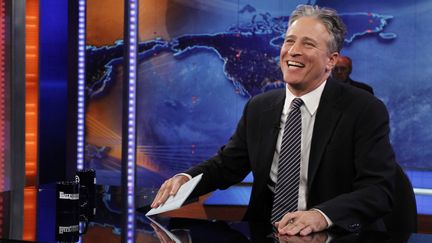 Le pr&eacute;sentateur vedette Jon Stewart pr&eacute;sente un nouveau num&eacute;ro de&nbsp;l'&eacute;mission culte "The Daily Show", le 18 octobre 2012. (JASON REED / REUTERS)