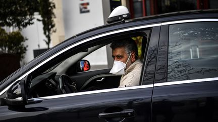 Un chauffeur de taxi risque plus d'être contaminé par le Covid-19 que d'autres professions. Photo d'illustration. (CHRISTOPHE ARCHAMBAULT / AFP)