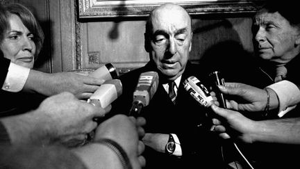 Pablo Neruda Prix Nobel en 1971, répond aux journalistes français
 (SIPA)