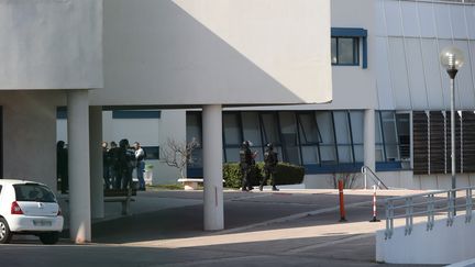 Des membres du Raid interviennent lors de la fusillade au lycée Alexis-de-Tocqueville, à Grasse (Alpes-Maritimes) le 16 mars 2017. (VALERY HACHE / AFP)