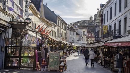 Une rue piétonne à Valkenburg (Pays-Bas), le 5 février 2022. (NICOLAS ECONOMOU / NURPHOTO / AFP)