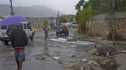 Des habitants de Port-au-Prince, la capitale d'Ha&iuml;ti, apr&egrave;s le passage de la temp&ecirc;te Isaac, le 25 ao&ucirc;t 2012. (SWOAN PARKER / REUTERS)