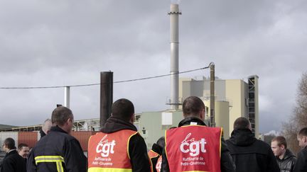 Les salari&eacute;s de Petroplus se regroupent devant la raffinerie de&nbsp;Petit-Couronne (Seine-Maritime), le 2 janvier 2012. (KENZO TRIBOUILLARD / AFP)