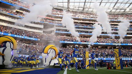 Les joueurs des&nbsp;Los Angeles Rams pénètrent&nbsp;sur la pelouse du SoFi Stadium le 30 janvier 2022. (CHRISTIAN PETERSEN / GETTY IMAGES NORTH AMERICA)