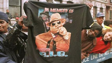 Un fan exhibe un T.Shirt à la mémoire de Notorious B.I.G le long de la procession funéraire du rappeur assassiné en 1997
 (JON LEVY / AFP)