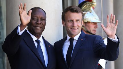 Le président Emmanuel Macron reçoit son homologue ivoirien Alassane Ouattara sur le perron de l'Elysée le 9 juillet 2019 à Paris. (LUDOVIC MARIN / AFP)