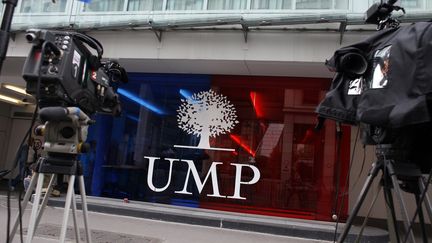 Des cam&eacute;ras sont post&eacute;es devant le si&egrave;ge de l'UMP, &agrave; Paris, le 26 mai 2014. (THOMAS SAMSON / AFP)