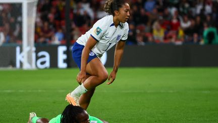 Lauren James marche sur son adversaire Michelle Alozie, le 7 août 2023 à Brisbane. (PATRICK HAMILTON / AFP)