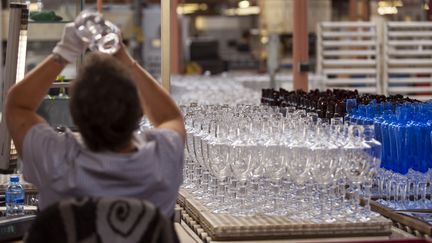 Une souffleuse de verre de l'usine Baccarat (Meurthe-et-Moselle), en 2012. Photo d'illustration. (JEAN-CHRISTOPHE VERHAEGEN / AFP)