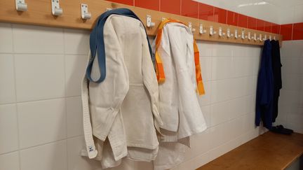 Le vestiaire du club&nbsp;Massilia judo, à Marseille. (JEAN-PIERRE BLIMO / RADIO FRANCE)