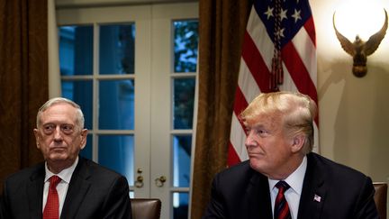 Le secrétaire à la Défense&nbsp;James Mattis et le président américain Donald Trump, à la Maison Blanche (Washington, Etats-Unis), le 23 octobre 2018.&nbsp; (BRENDAN SMIALOWSKI / AFP)