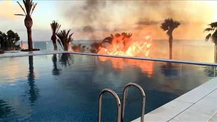 Incendie au pied de la résidence privée d'un membre du gouvernement Ben Ali. 13 Janvier 2010. (AFP PHOTO / CLOTILDE GOURLET)